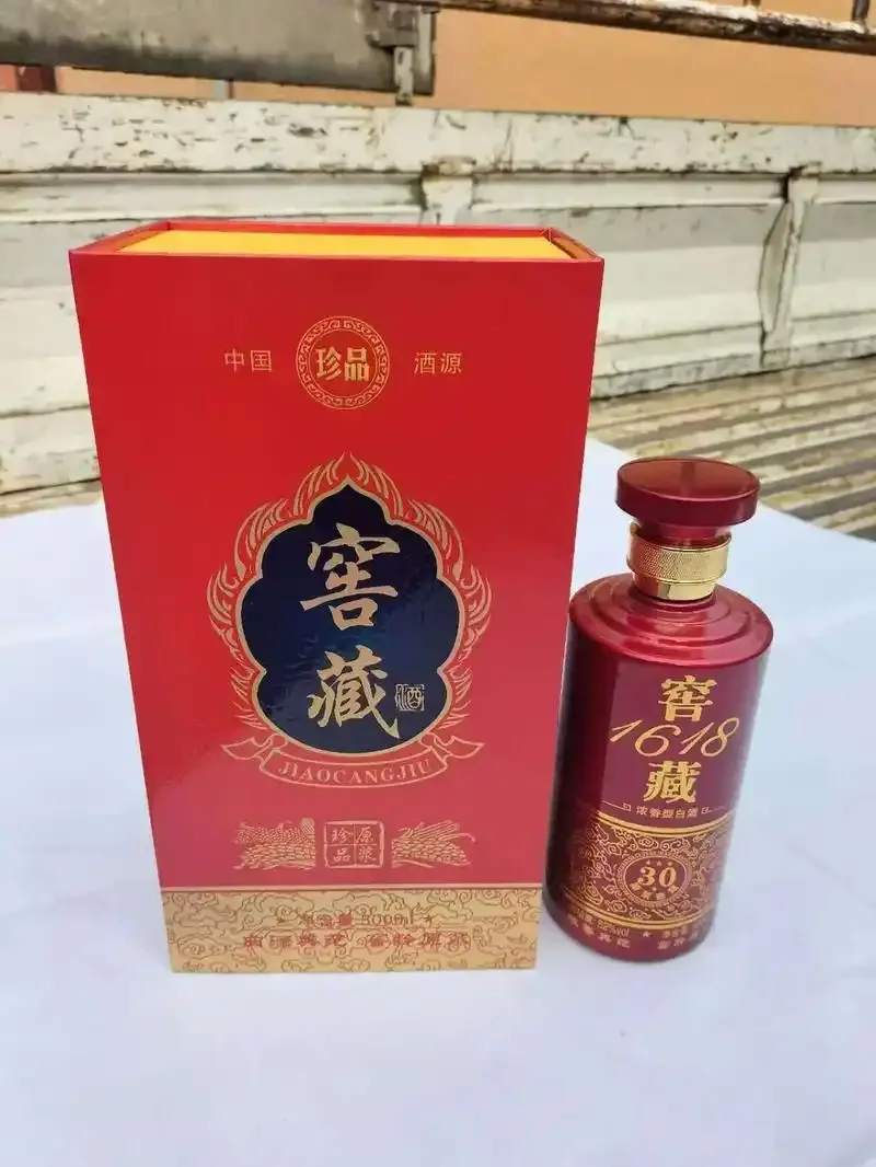 酿酒师在传统酒窖中从陶坛取酒品尝，展示窖藏酒的经典场景_1