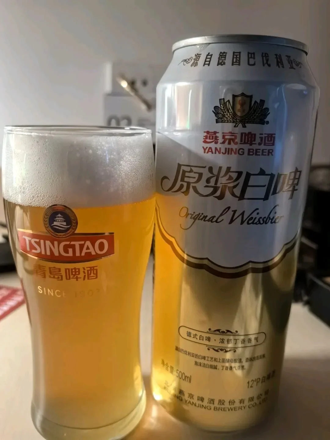 河北精酿啤酒酿造师正在向糖化锅中投料，背景可见发酵罐与传统陶坛，展现本地化酿造场景。_1