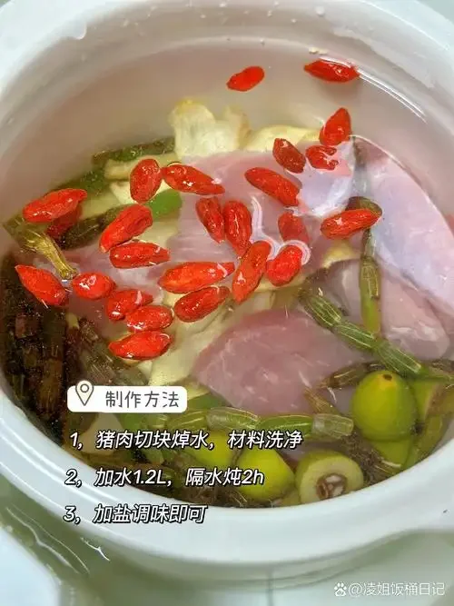 正在浸泡中的鲜石斛花酒特写，玻璃罐中可见舒展的金黄色花瓣与清澈酒液。_1