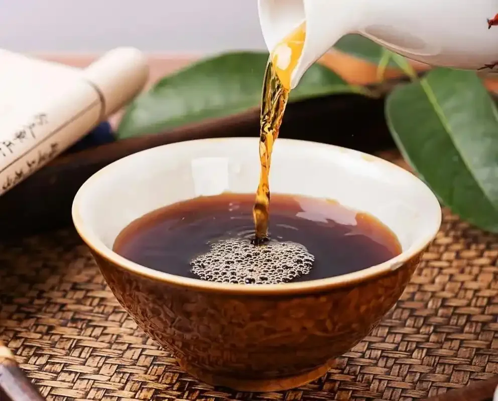 一杯琥珀色透亮的药酒，旁边放着养生书籍，背景是古朴酒坛，展示科学饮用药酒的文化与健康理念。_1