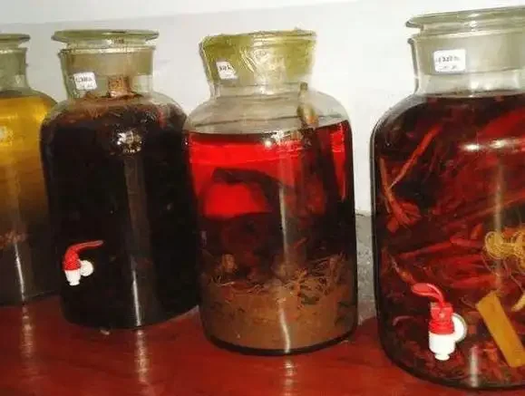 用于泡酒的新鲜淫羊藿叶片与一碗清水，展示泡酒前的清洁准备步骤。_1