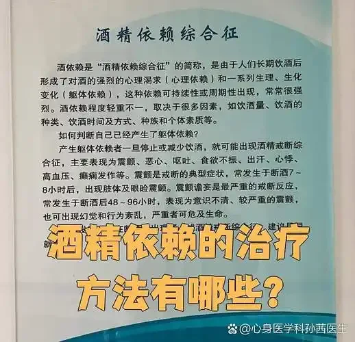 象征着健康新生活的桌面静物：清水、柠檬、薄荷与阳光下的笔记本_1