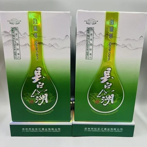 粮食与成品白酒的转化关系示意图：高粱、小麦等原料与最终酿造出的白酒的视觉对比_1