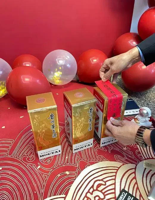 家庭生日封酒仪式现场，双手正在为陶瓷酒坛进行封坛操作_1