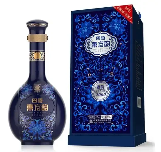 酿酒师检查发酵酒醅状态，展示白酒酿造过程中的关键环节。_1