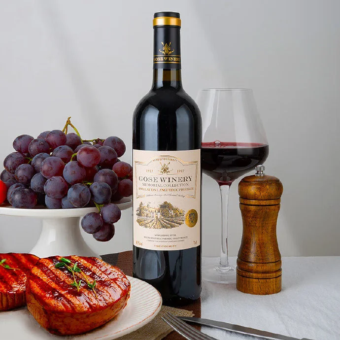 酿酒师将新鲜酿酒葡萄放入发酵桶，开始葡萄酒酿造过程_1