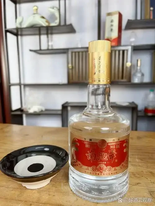 JNC0002S是粮食酒还是勾兑酒？传统谷物酿酒与现代实验室的对比示意图_1