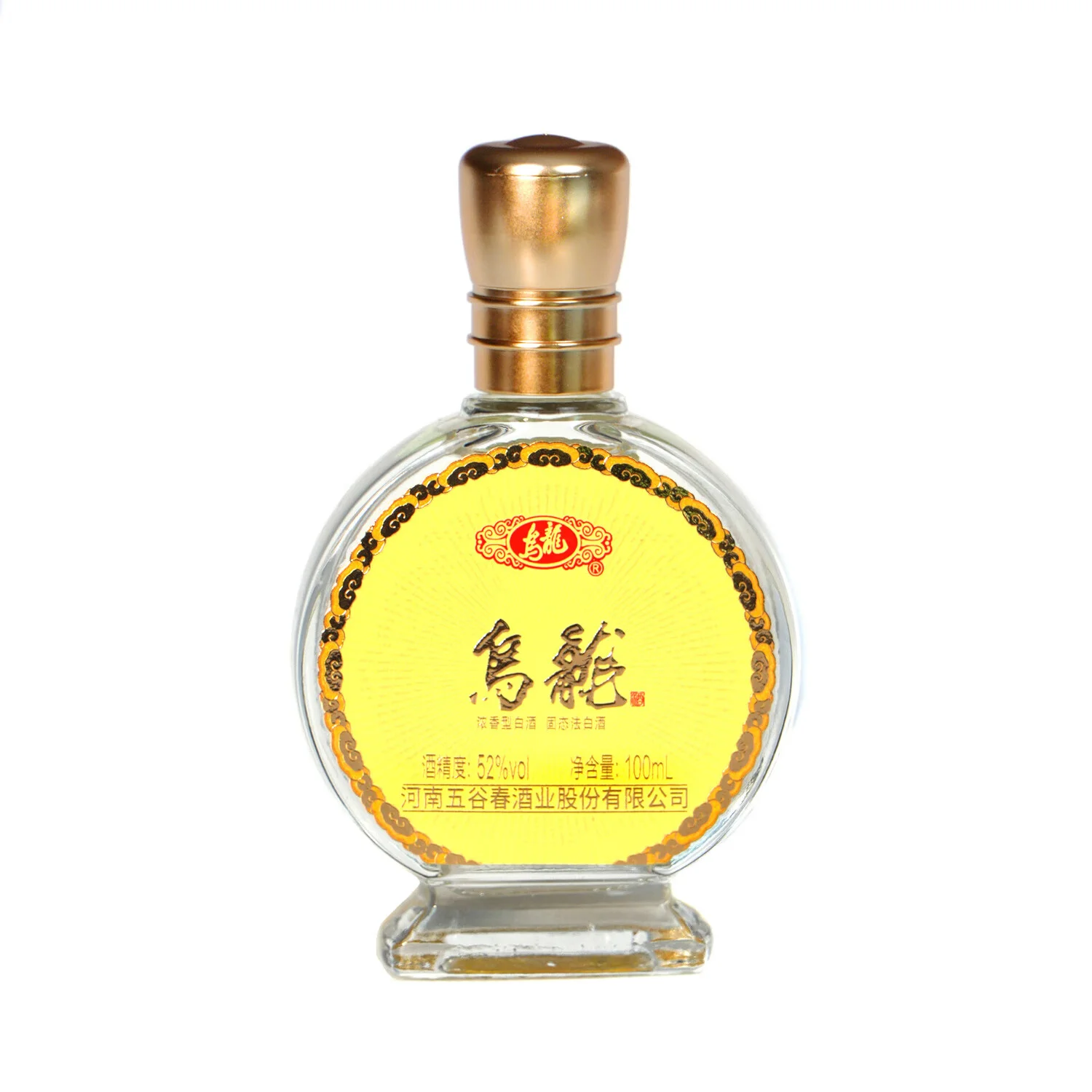 传统酿酒车间内景，老陶坛与珍贵的老窖泥特写，展现了固态法浓香白酒酿造的核心环境。_1