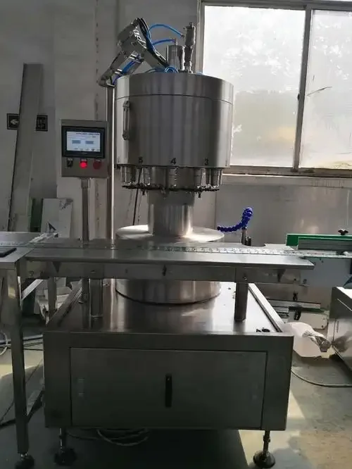 白酒灌装生产线实景图，展示自动灌装机正在为酒瓶灌装白酒的过程_1