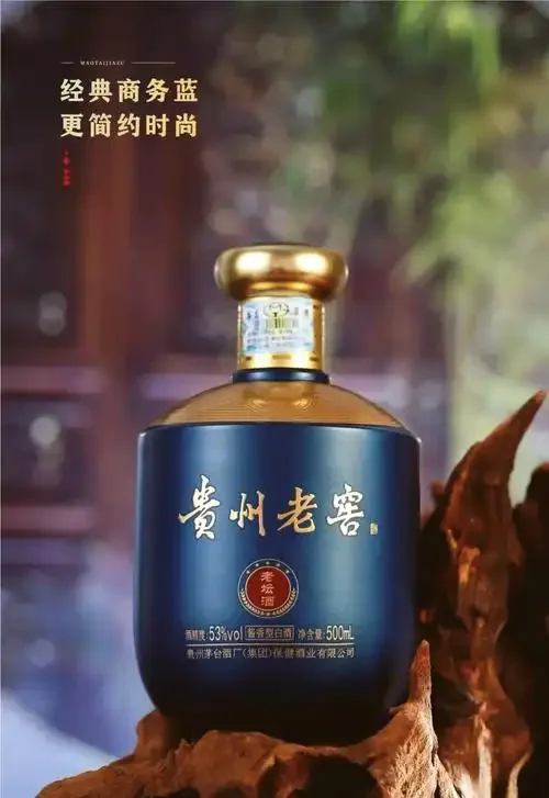 茅台镇酱香酒传统窖池内部，颜色深黑油亮的老窖泥壁上布满了丰富的微生物菌丝和气孔_1