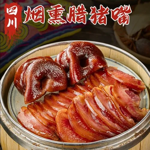 腌制腊肉的场景，展示腌肉缸、五花肉、42度白酒瓶和香料_1
