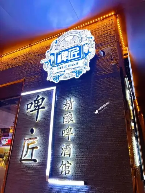 家庭精酿啤酒酿造过程，酿酒师正在操作煮沸和添加啤酒花的步骤_1