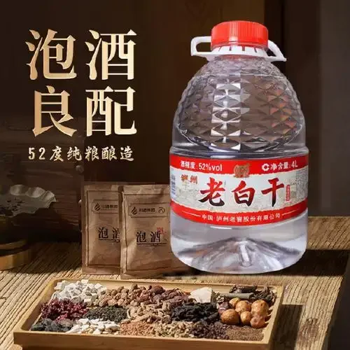 红高粱酒在透明发酵桶中发酵的特写，展示气泡和原料细节_1