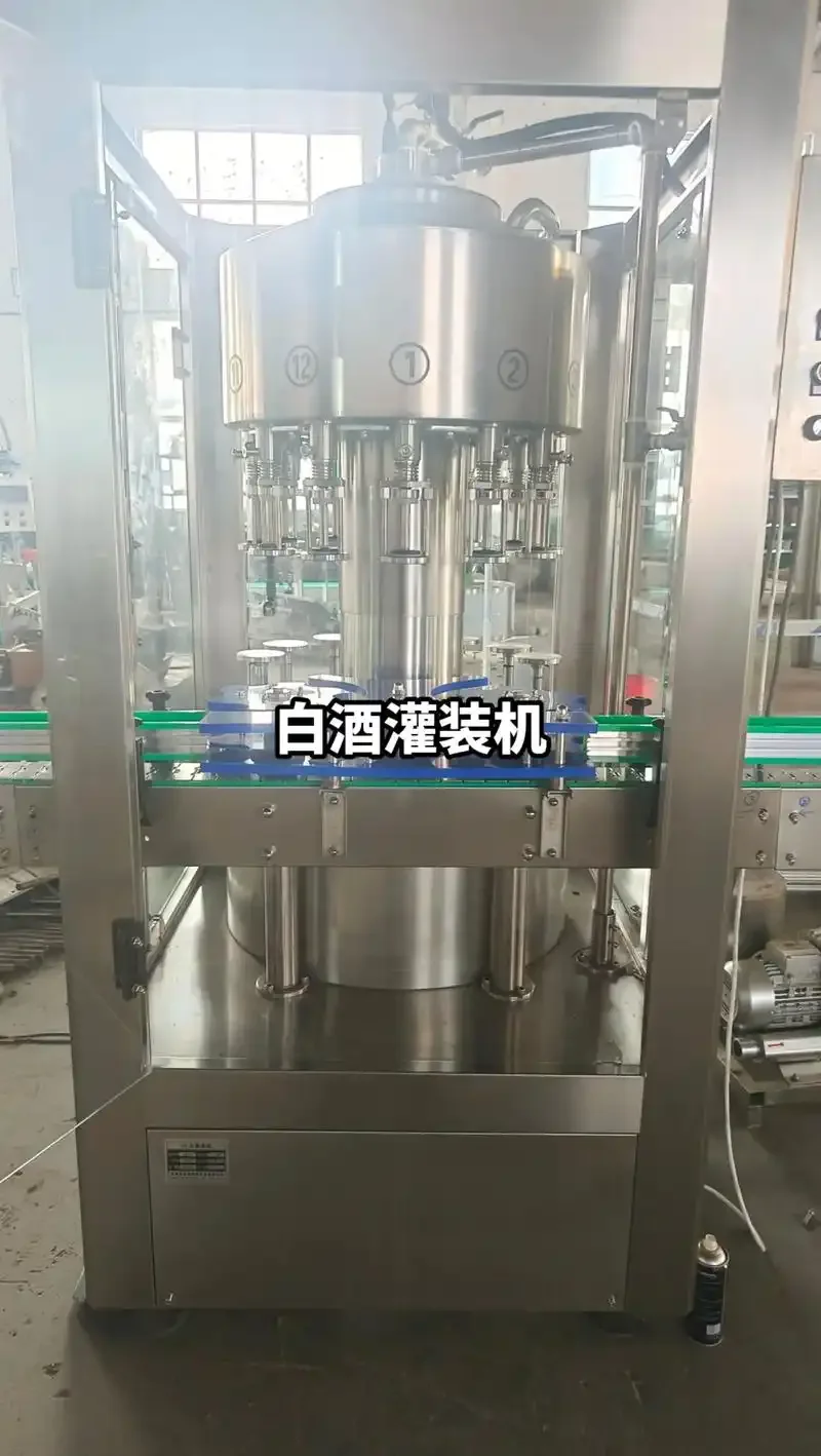 白酒酿造车间实拍：正在发酵的窖池与背景中的蒸锅设备_1