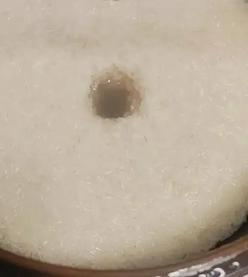 甜米酒家庭制作过程实拍：玻璃罐中糯米与清澈酒液正在发酵_1