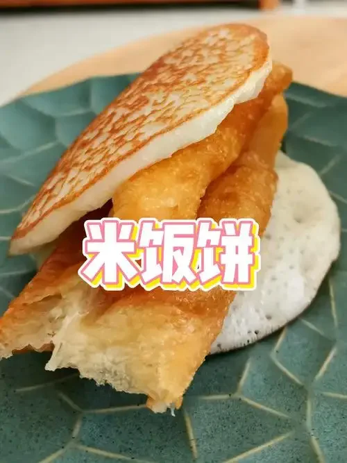 一盘刚出锅、蓬松金黄的酒酿饼和一碗自制酒酿的特写照片，展示了成功酒酿饼的诱人外观。_1