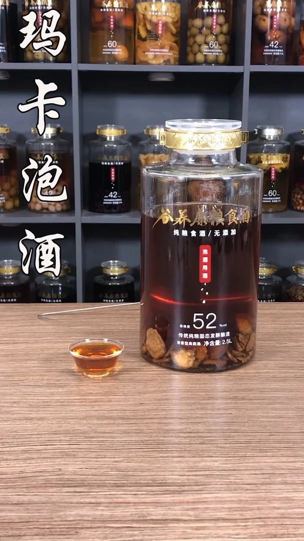 玛卡、枸杞、人参泡酒配方材料实拍图，展示酿酒师工作台和正在浸泡的药酒_1