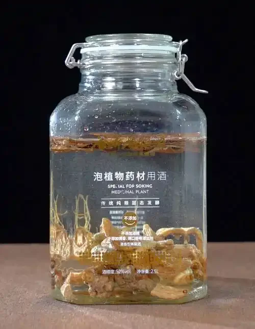 家庭自制刺果酒展示：透明玻璃罐中浸泡着新鲜刺果，旁边有新鲜刺果、成品酒和测量工具。_1