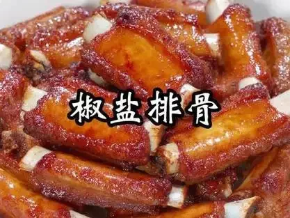一锅刚做好的家常啤酒焖排骨，色泽诱人，汤汁浓郁，旁边放着一瓶啤酒。_1