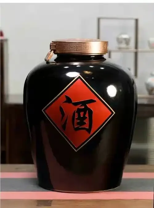 黑龙江酿酒师在仓库内通过敲击检查陶瓷酒坛质量_1