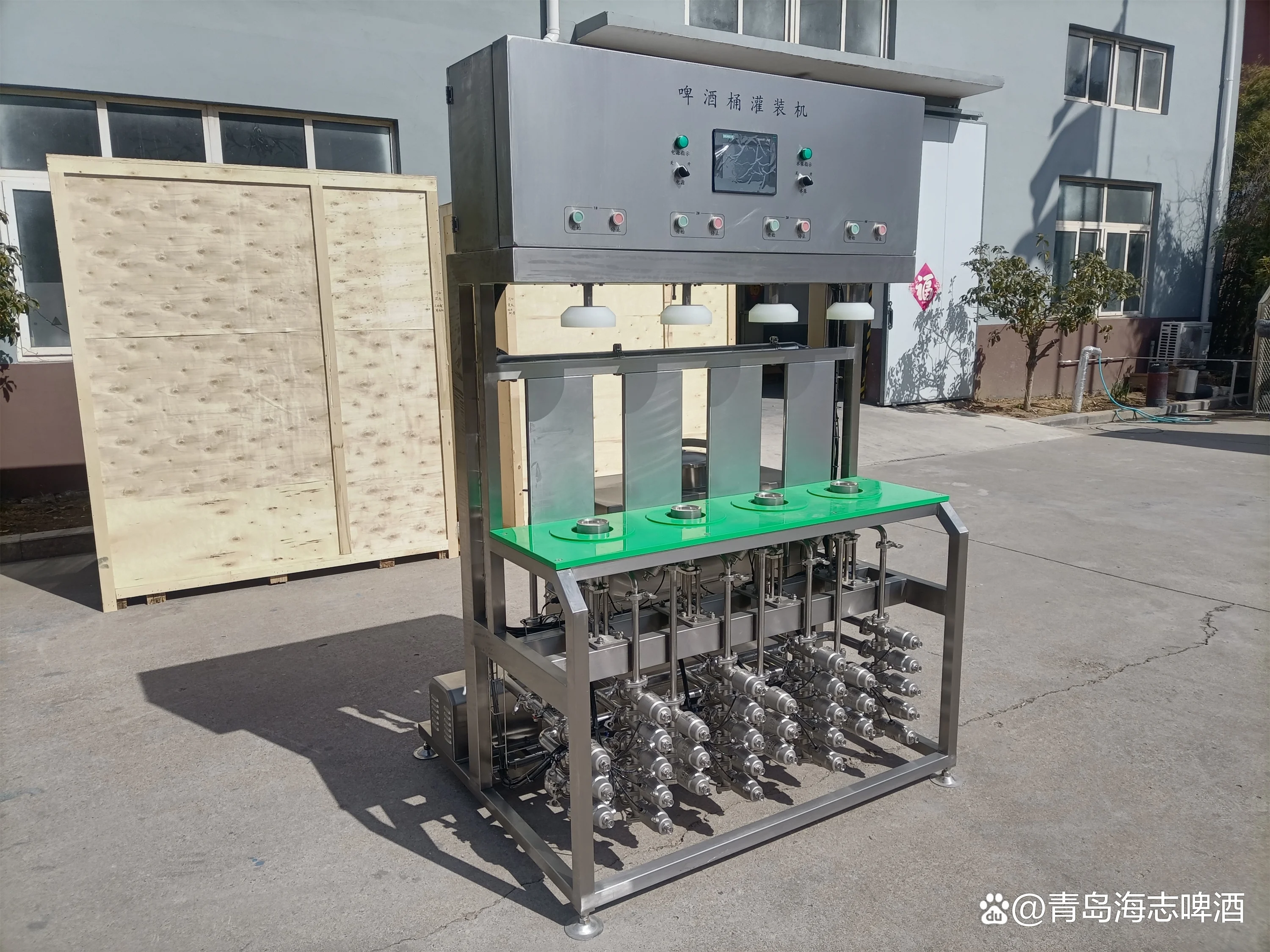 小型半自动啤酒灌装机正在工作，向啤酒瓶中灌装金黄色酒液，展示精酿啤酒灌装的实际场景。_1