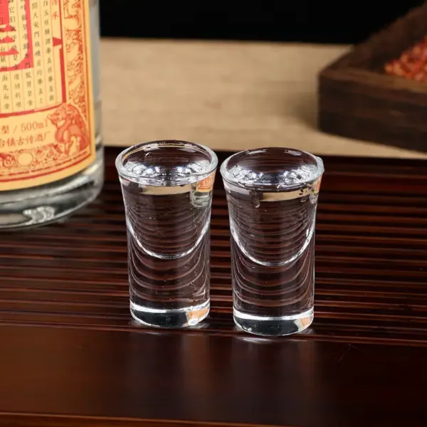 酿酒师傅在传统作坊中进行酱香型白酒的摊凉下沙工序_1