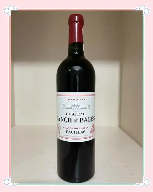 波尔多干红葡萄酒、醒酒器与葡萄在木桌上的组合,展现经典混酿的魅力与专业品鉴场景。_1