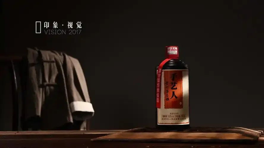 手艺人酿酒原料特写：陶坛、红高粱、麦穗与酒曲_1