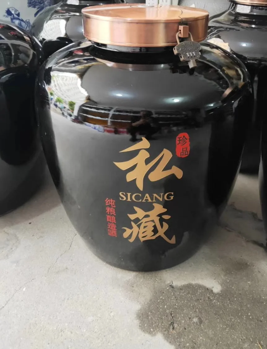 传统陶瓷酒坛特写,釉面光滑,适合储存自酿白酒_1