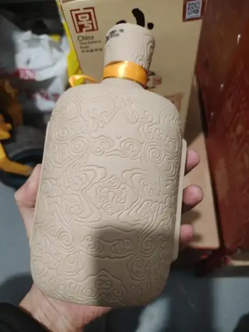 传统纯粮固态发酵酒醅在窖池中的特写，展示微生物作用的自然状态_1
