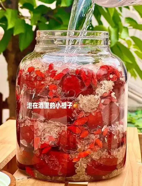 家庭自制红枣枸杞泡酒展示：透明玻璃罐中浸泡着饱满的红枣与枸杞_1