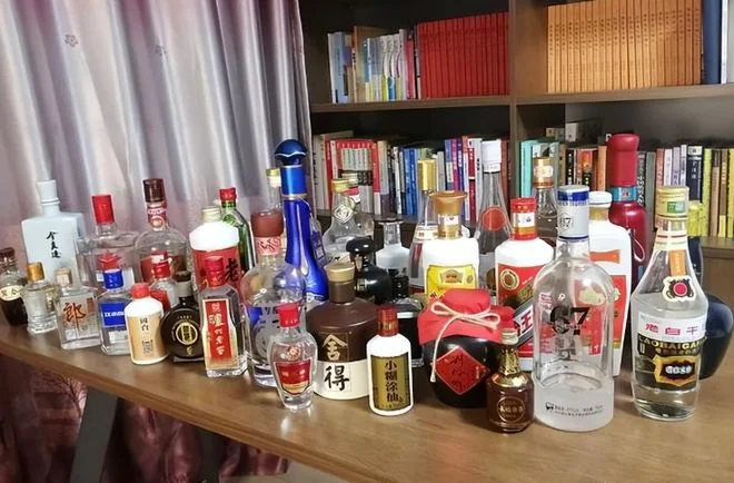 酱香型白酒陶坛在阴凉地窖中储存的特写，展现时光陈酿的氛围_1
