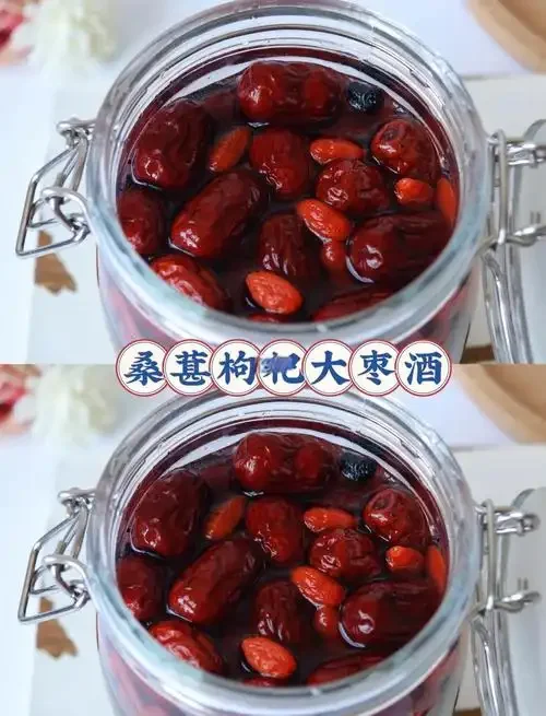 桑葚枸杞大枣泡酒成品特写，玻璃罐中酒液呈深紫色，果料清晰可见。_1