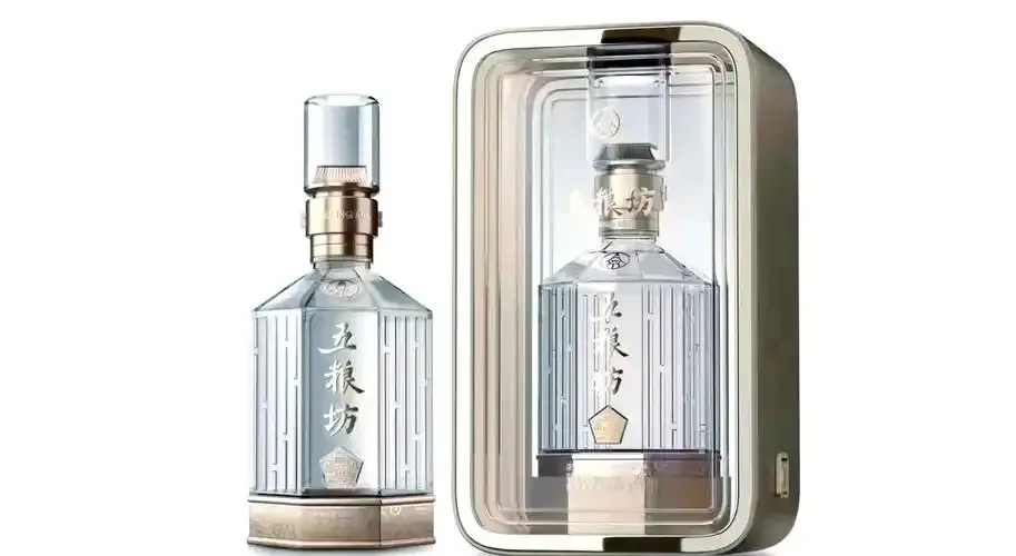 酿酒师在车间内观察52度白酒的酒花和挂杯状态_1