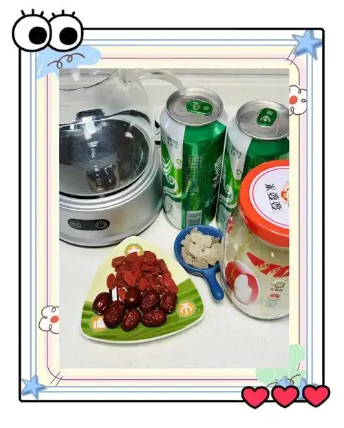 四川煮啤酒成品图，热啤酒在锅中或杯中热气腾腾，伴有枸杞红枣等配料，色泽诱人。_1