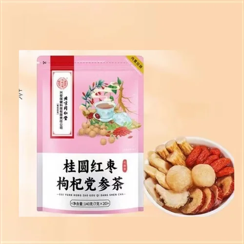 桂圆、枸杞、党参在透明玻璃泡酒罐中浸泡的静物特写，酒液呈现琥珀色，养生食材清晰可见。_1