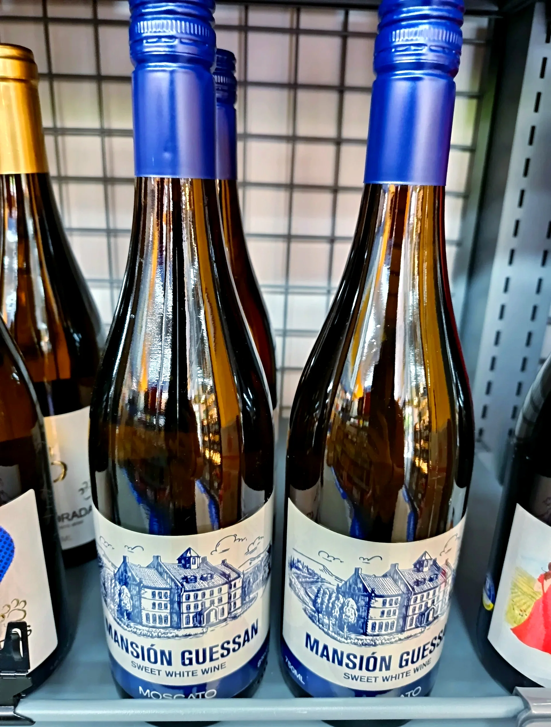 家庭自酿甜白葡萄酒准备材料及发酵初始阶段特写_1