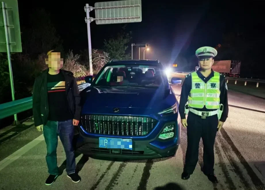 警示性插画：警察在夜间对驾驶员进行酒精测试，背景叠映出禁止酒驾标志、法律文书和吊销的驾照，强调酒驾的严重后果。_1