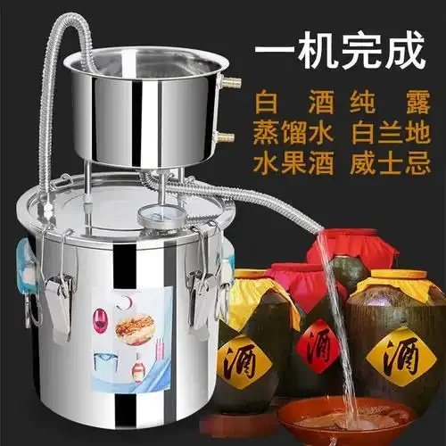 酿酒师在家庭作坊中仔细检查小型不锈钢酿酒机的细节_1