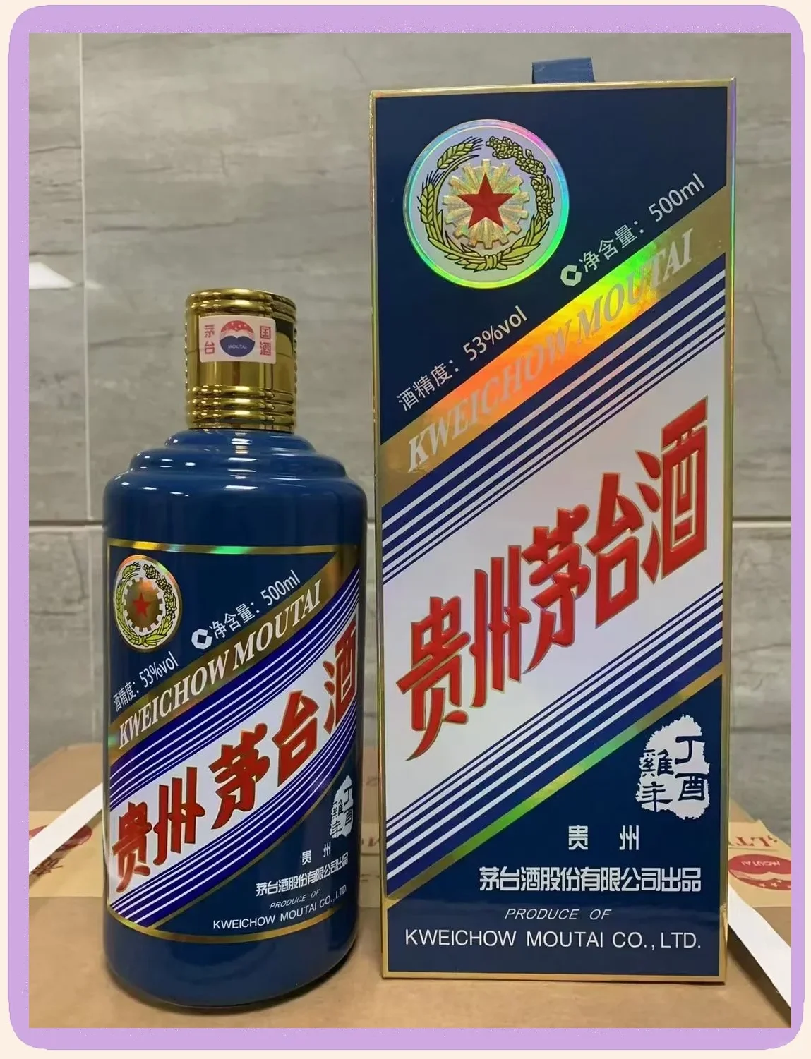 一个用于长期收藏的经典陶瓷白酒酒坛，用红布和细绳密封，置于古朴的木桌之上，旁边放着老酒标，光线柔和，氛围宁静典雅。_1