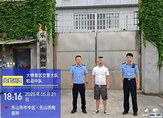 一只戴着手铐的手握住方向盘，背景是模糊的城市夜景，警示酒后驾驶的法律后果_1