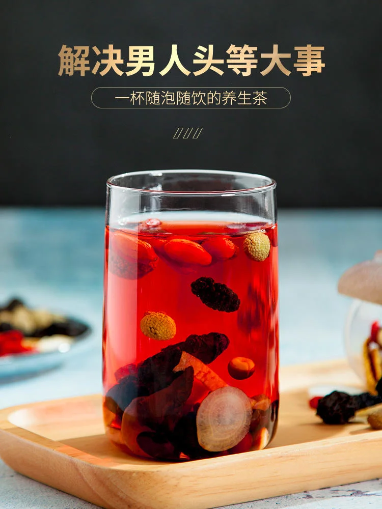 一瓶正在浸泡中的桑葚黄精酒，紫红色的酒液中清晰可见桑葚和黄精切片。_1