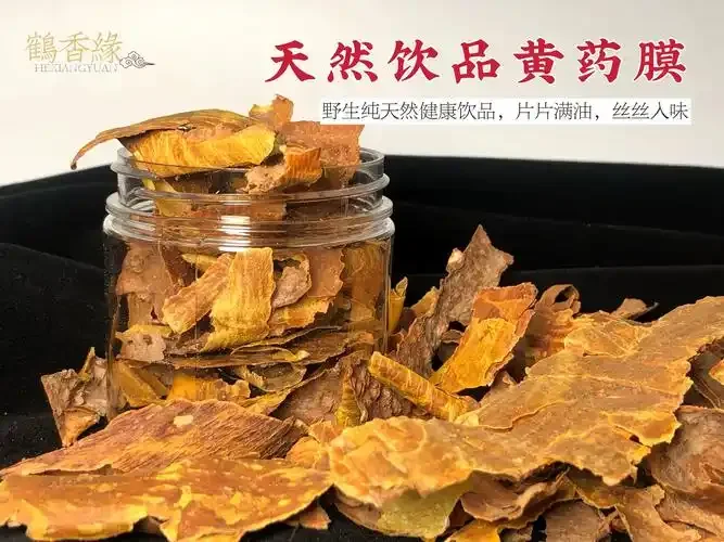 降真香浸酒制作过程展示：玻璃酒坛中浸泡着降真香，旁边摆放着原材料和工具。_1