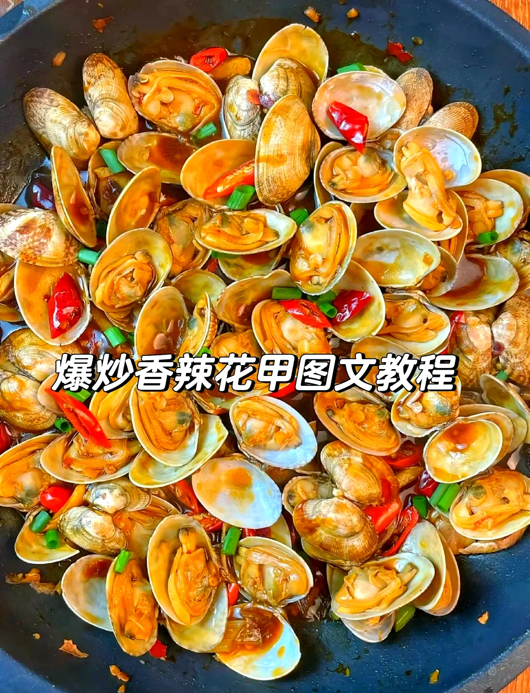 酿酒师正通过观察酒勺中酒花（酒花甲）的大小和密集度来判断蒸馏酒的酒精度和品质_1