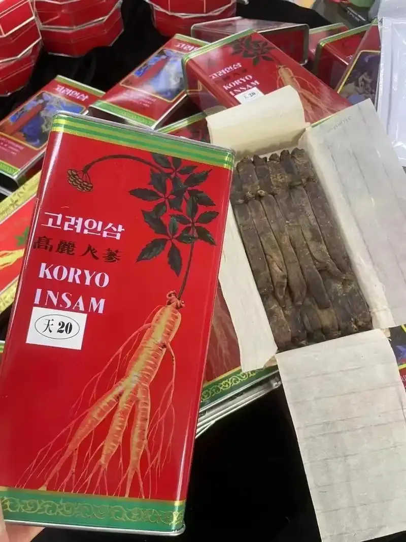 自酿52度高丽人参酒成品与原料展示，包括玻璃瓶装酒、整根高丽人参及酿造工具_1