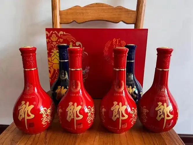鉴别粮食酒方法示例：装满纯粮酒的玻璃杯和旁边的粮食谷物_1