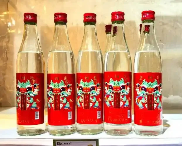 林州家庭酿酒现场：陶瓷发酵缸、木制酒甑等传统工具，展现自然酿造过程_1