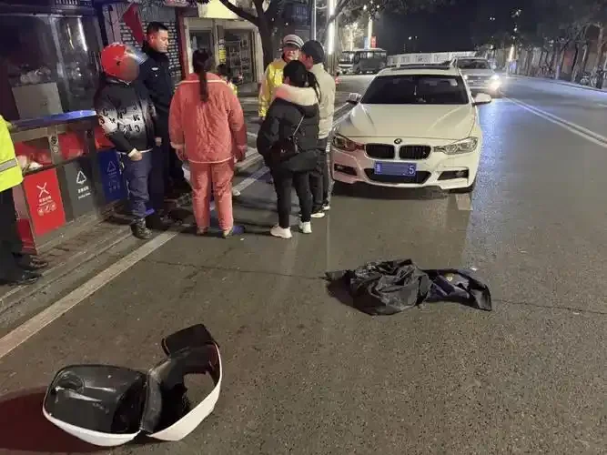 一只放在方向盘上的手，背景是模糊的夜间道路，旁边有虚化的酒杯和清晰的法律书籍，象征着酒驾后需要冷静面对法律与责任。_1