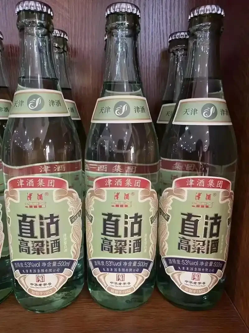 酿酒师在传统酒坊中查看高粱酒发酵状态_1