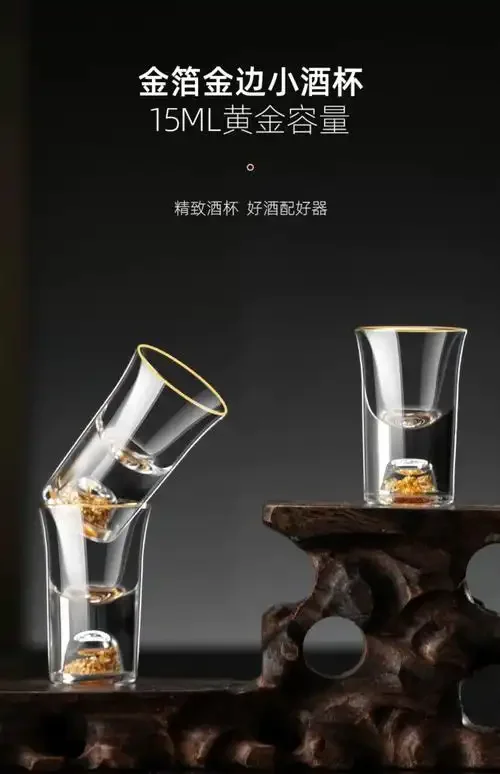 中式餐桌上的精美陶瓷分酒器与配套酒杯，旁边放置一瓶高档白酒，营造雅致品酒氛围。_1